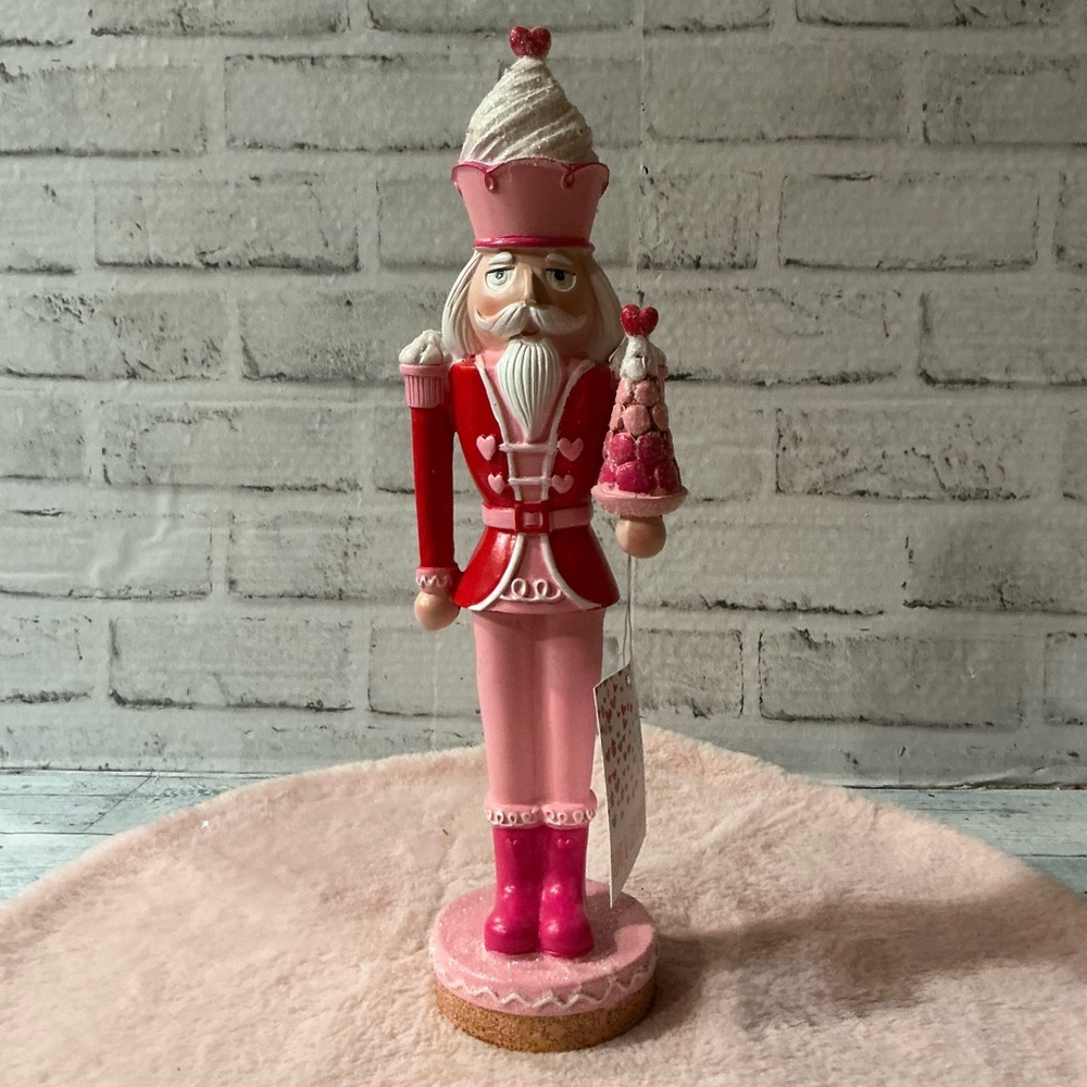 LOVE AND CUPCAKES Cupcake Nutcracker